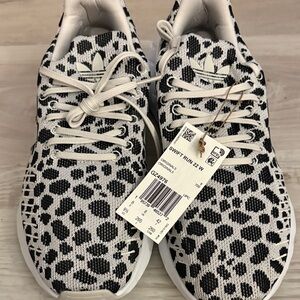 #173 Adidas Swift Run 22 women sz9.5 cream &black(leopard pattern)& white NWT